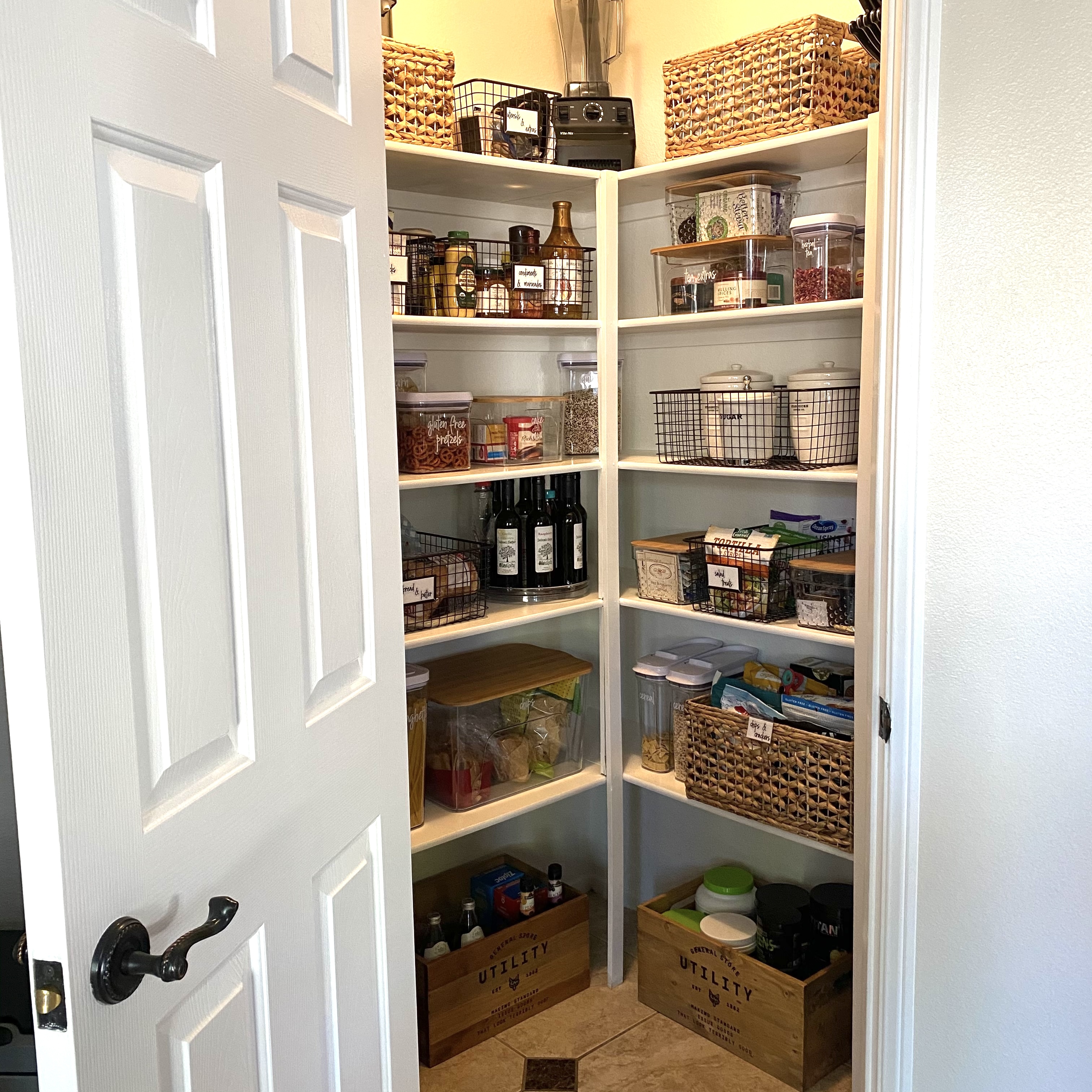 clean and organized kitchen pantry after home savvy works on it